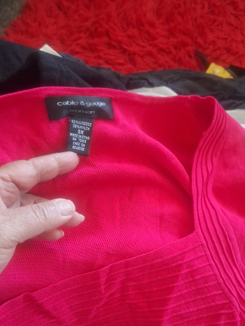 Cable & Gauge Women's Hot Pink V-Neck Ribbed Sweater